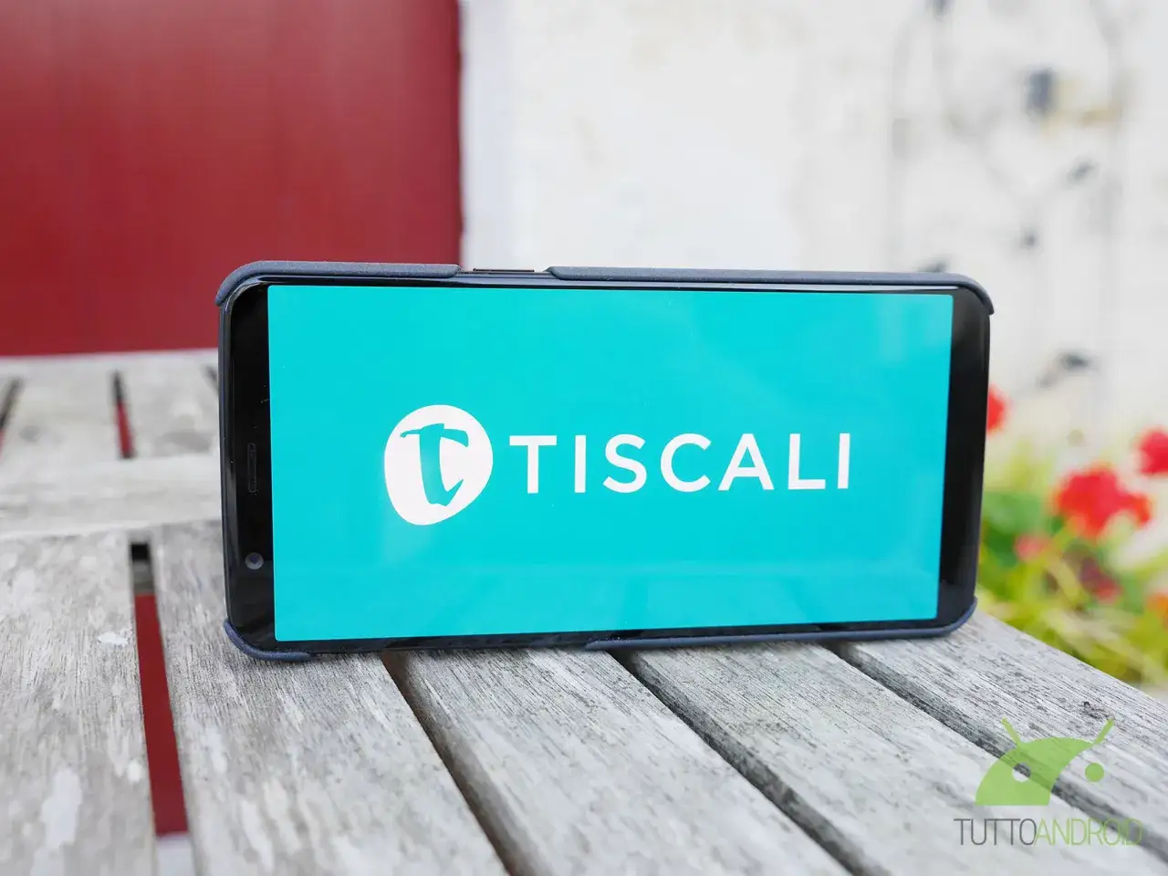 Smartphone con logo Tiscali. Speriamo che Tiscali Mobile non funzioni Internet, cos&igrave; possiamo goderci la natura.