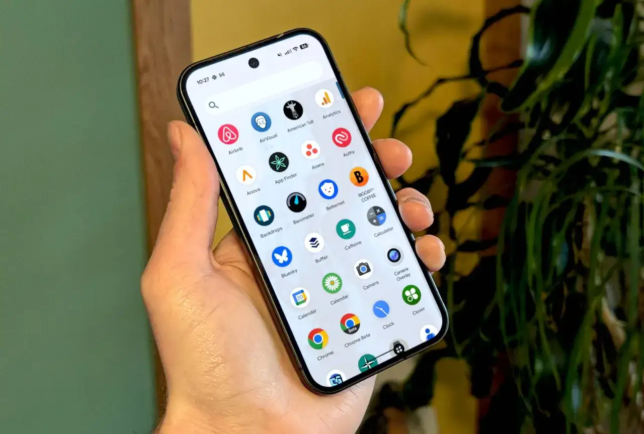 Smartphone in mano mostra tutte le app: Airbnb, Calendar, Chrome, Clock e molte altre.