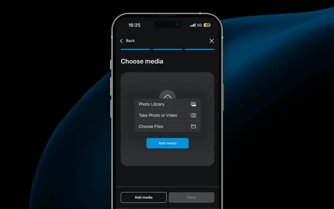 Schermata di un'app per la scelta di contenuti multimediali. Opzioni: Libreria foto, Scatta foto o video, Scegli file. Pulsante