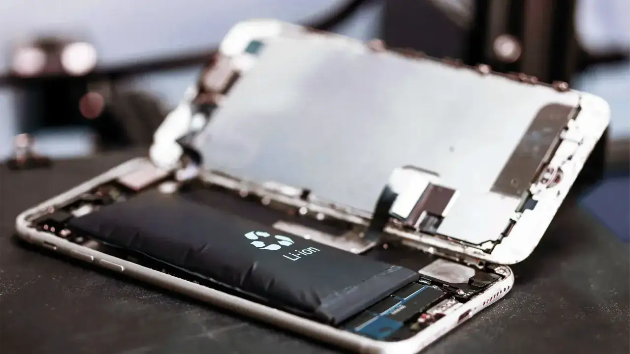 Telefono aperto, con lo schermo che si stacca dal corpo. La batteria Li-ion &egrave; visibile, pronta per la sostituzione.
