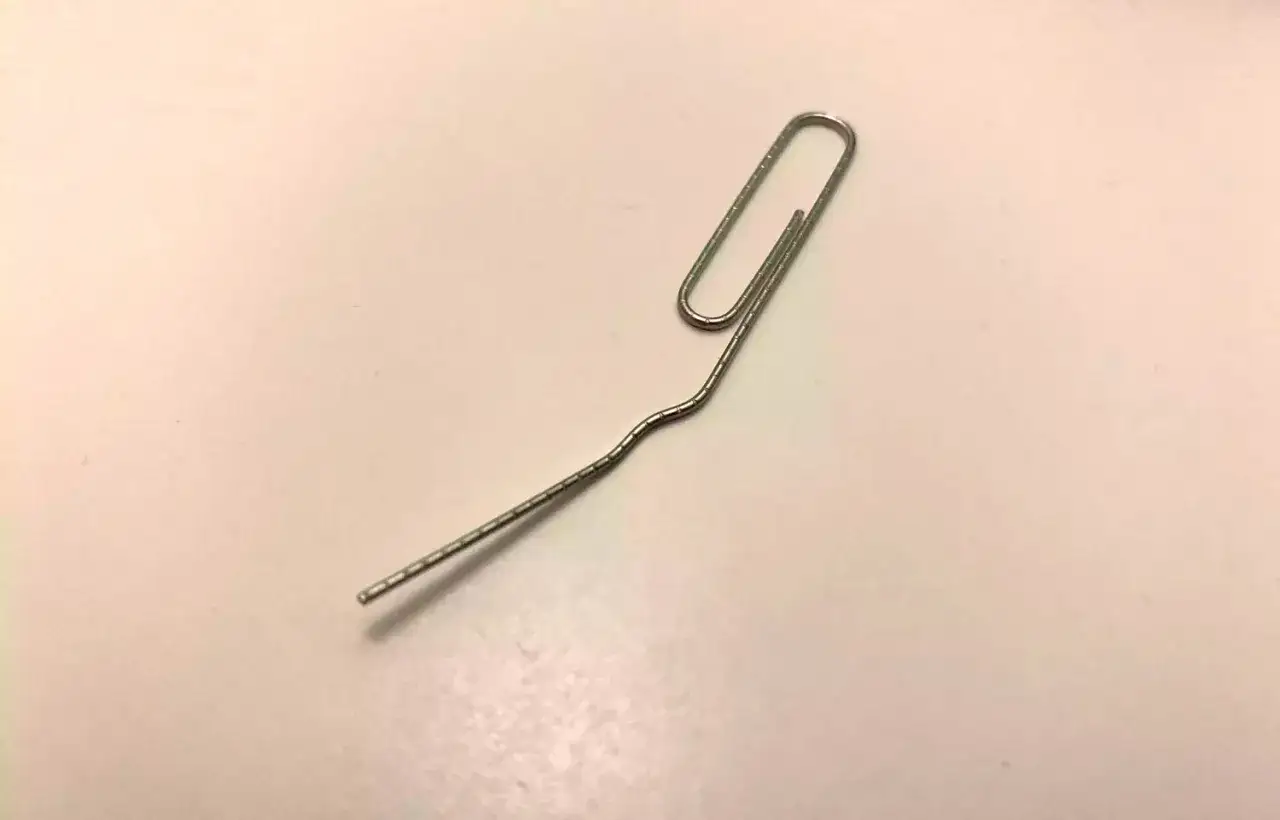 Graffetta piegata, utile per capire come togliere la SIM dal telefono.