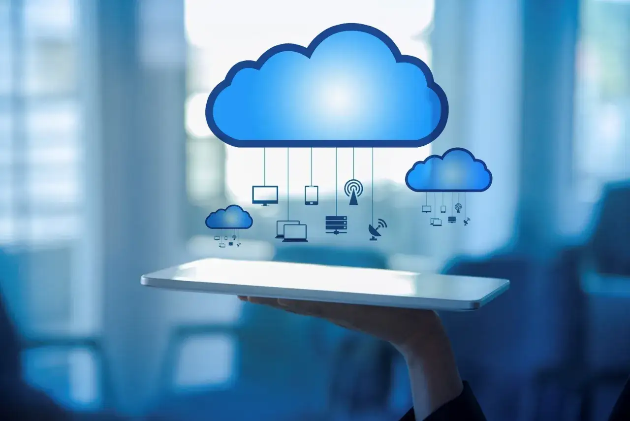 Nuvole blu con icone di dispositivi collegati, che simboleggiano il backup del telefono e il cloud computing.