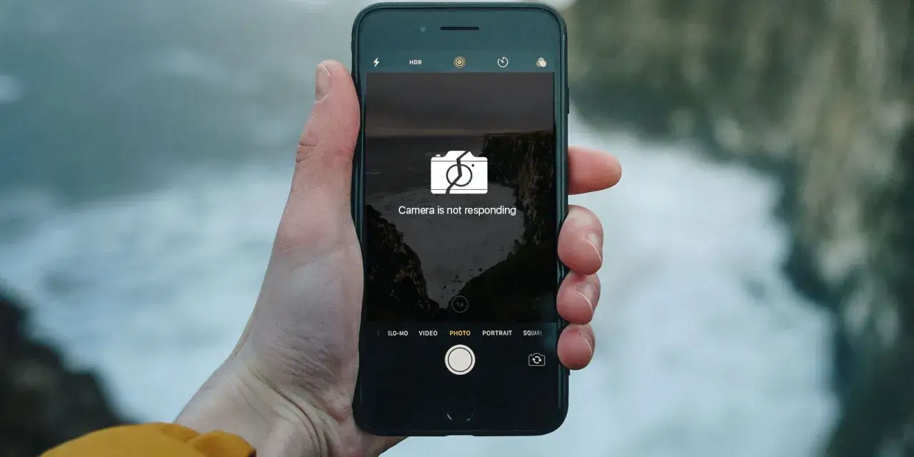 Mano che tiene un iPhone con schermo nero e messaggio 