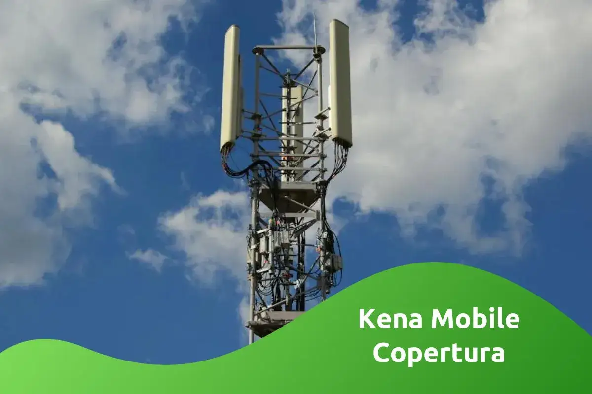 Torre di telefonia mobile con pannelli Kena Mobile, che si appoggia al cielo azzurro con nuvole bianche.