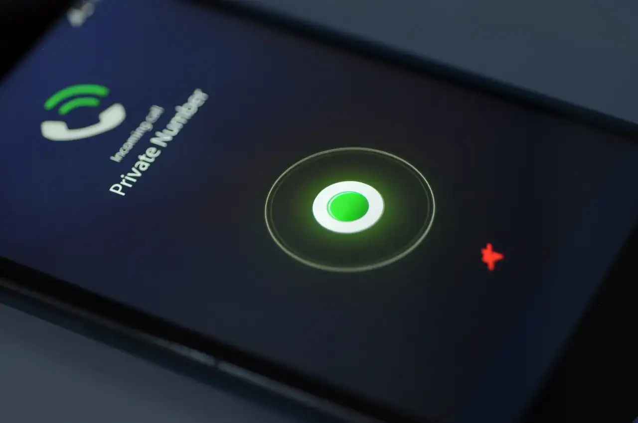 Schermata di un telefono con chiamata in arrivo da 