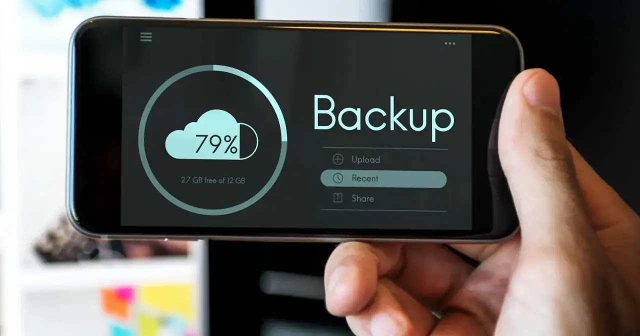 Schermata di uno smartphone che mostra cos'&egrave; il backup del cellulare: una nuvola con il 79% di spazio libero e opzioni come Upload, Recenti e Condividi.