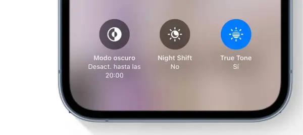 Schermo iPhone con True Tone attivo. Modalità scura disattivata fino alle 20:00, Night Shift no.