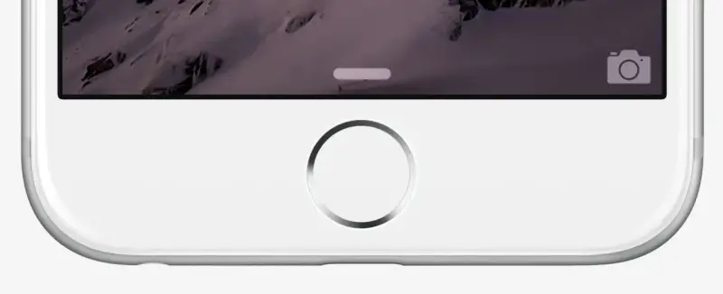 Primo piano di un iPhone bianco con sfondo montuoso. Il tasto home dell'iPhone non funziona, bloccando l'accesso.